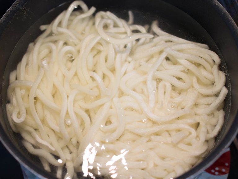 日式鹽昆布炒烏龍麵 步驟1
