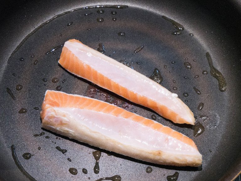 香煎鮭魚肚丼飯 步驟1