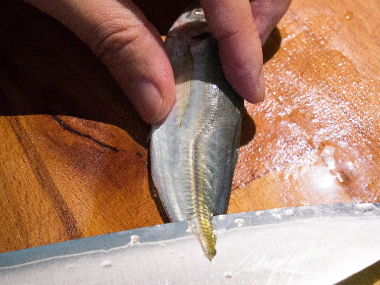竹筴魚處理方法 步驟3