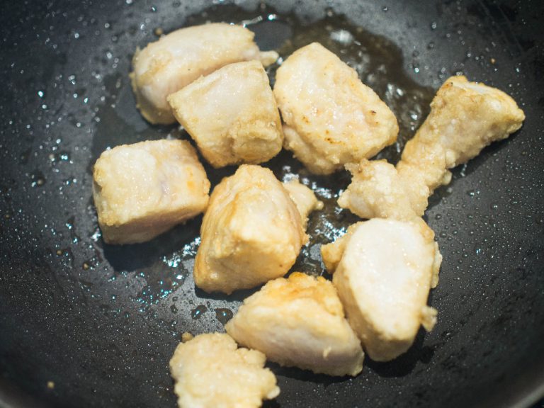 柑橘醋醬油（ぽん酢）雞肉蘿蔔煮 步驟3