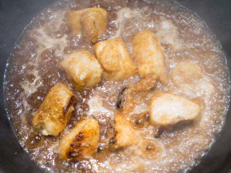 柑橘醋醬油（ぽん酢）雞肉蘿蔔煮 步驟6