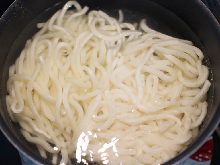 炸豆腐皮蔥烏龍麵｜一鍋到底 步驟1