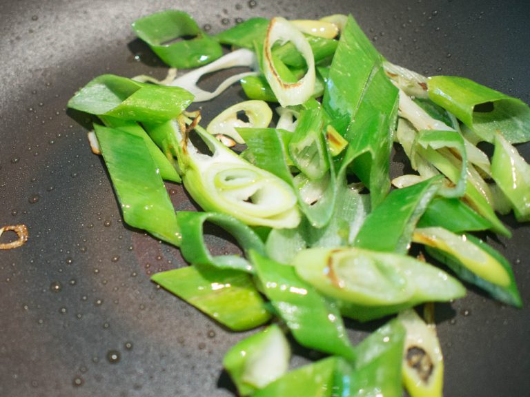 炸豆腐皮蔥烏龍麵｜一鍋到底 步驟4