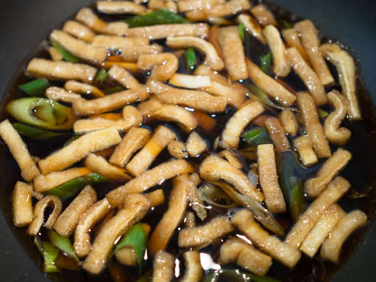 炸豆腐皮蔥烏龍麵｜一鍋到底 步驟6