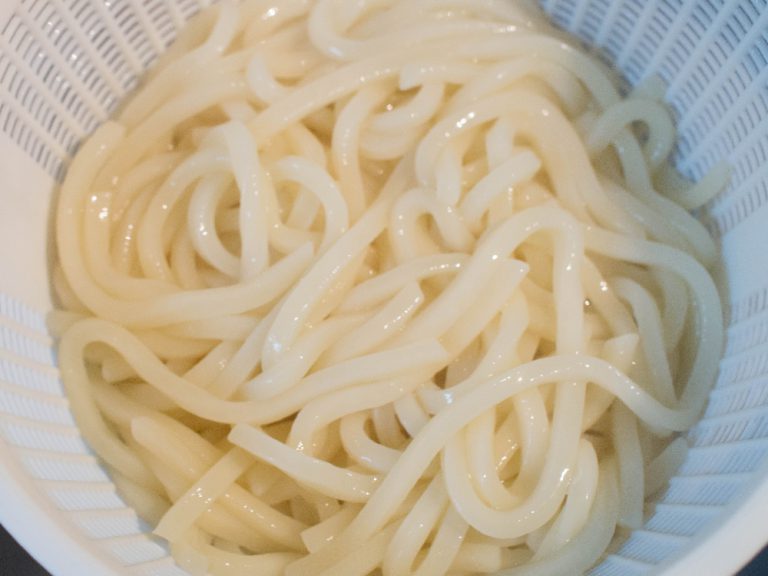 炸豆腐皮蔥烏龍麵｜一鍋到底 步驟3