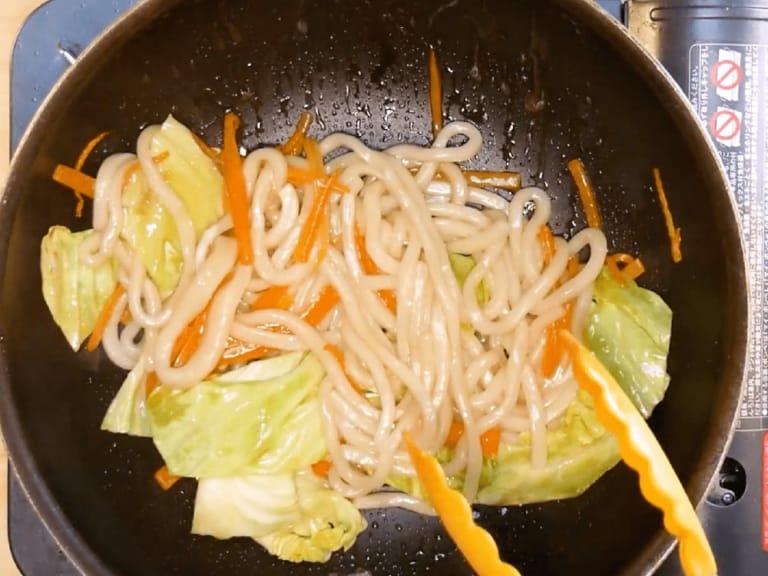 日式鹽昆布炒烏龍麵 步驟6