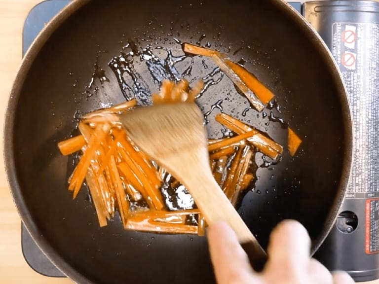 日式鹽昆布炒烏龍麵 步驟4