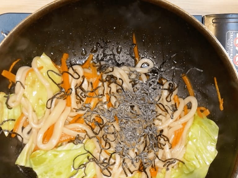 日式鹽昆布炒烏龍麵 步驟7