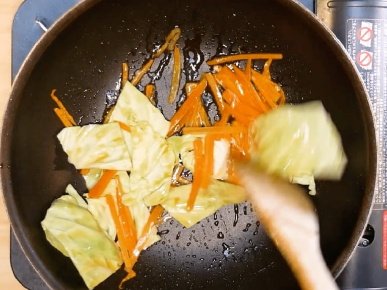日式鹽昆布炒烏龍麵 步驟5