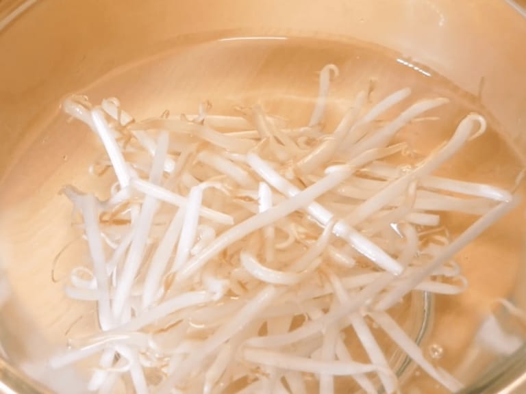 豬肉豆芽味噌湯 步驟1