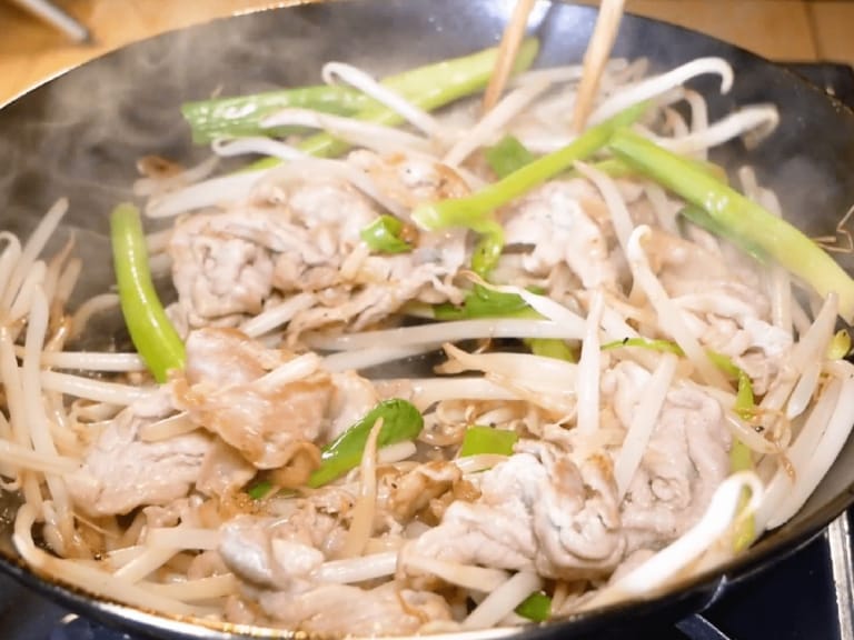 蒜炒豬肉豆芽 步驟5