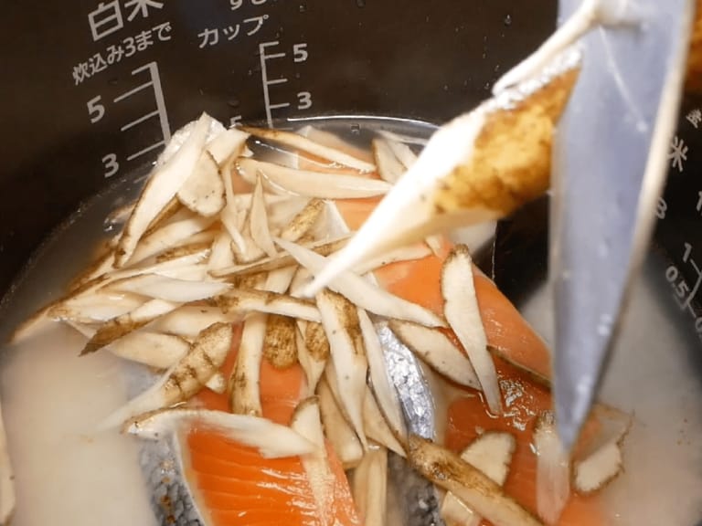 【昨日的美食】鮭魚牛蒡舞菇炊飯 步驟3
