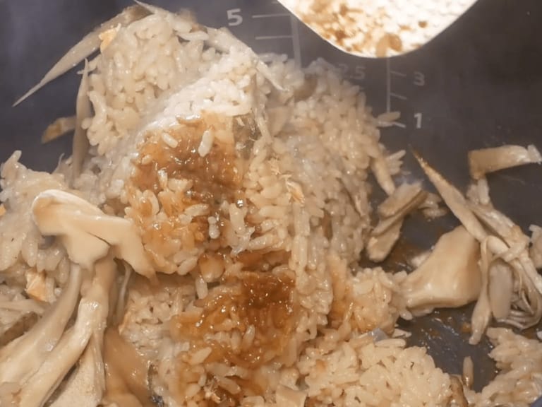 【昨日的美食】鮭魚牛蒡舞菇炊飯 步驟6