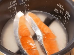 【昨日的美食】鮭魚牛蒡舞菇炊飯