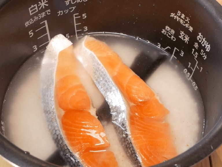 【昨日的美食】鮭魚牛蒡舞菇炊飯 步驟2
