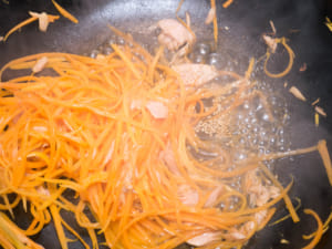 鰹魚醬油炒紅蘿蔔鮪魚