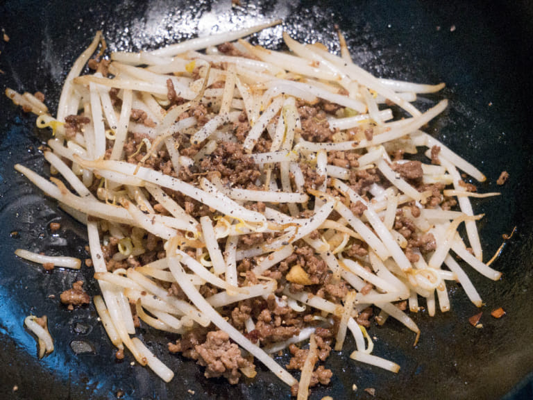 蒜炒豆芽菜絞肉 步驟4
