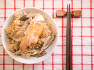 【昨日的美食】鮭魚牛蒡舞菇炊飯