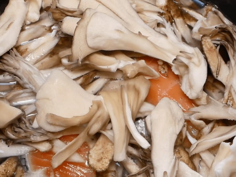 【昨日的美食】鮭魚牛蒡舞菇炊飯 步驟4