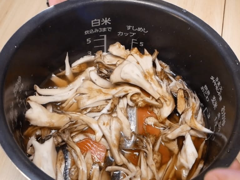 【昨日的美食】鮭魚牛蒡舞菇炊飯 步驟5