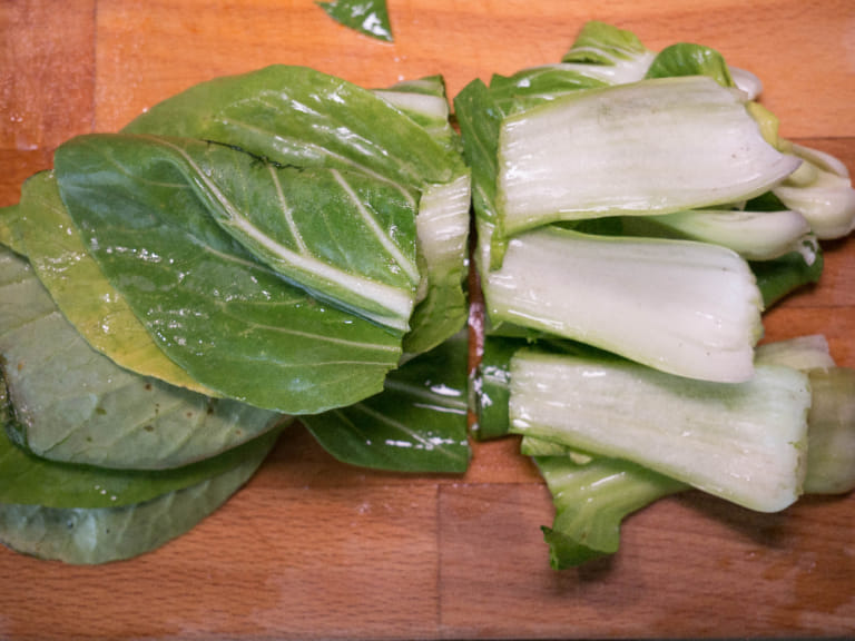 微波爐料理｜浸煮豆皮青江菜 步驟1