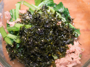 鮪魚小松菜佐韓式海苔沙拉