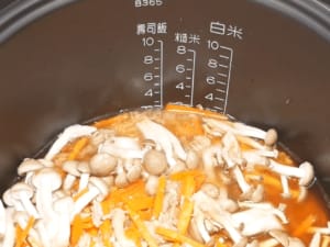 小資電子鍋料理｜日式鮪魚菇炊飯