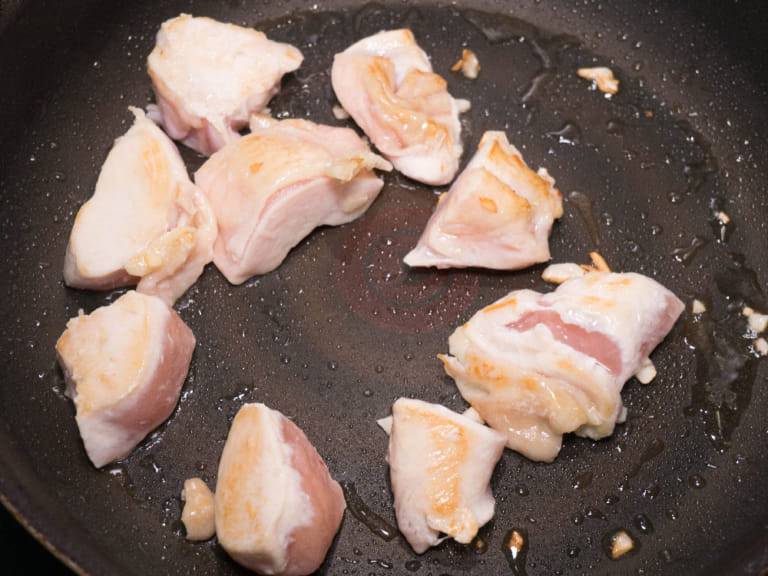 香辣紐奧良蕃茄奶油雞肉筆管麵 步驟3