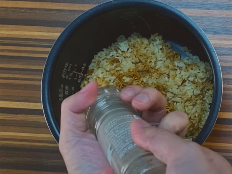 泡麵新吃法！日清小雞泡麵起司炊飯 步驟2