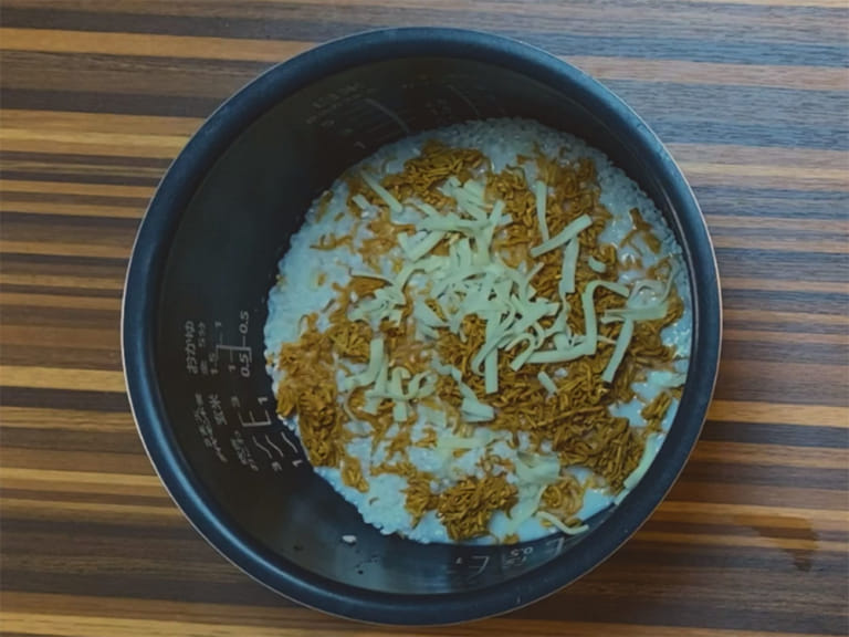 泡麵新吃法！日清小雞泡麵起司炊飯 步驟1