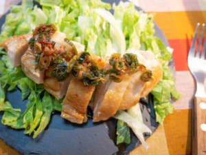 蒸雞胸肉佐蔥豆瓣醬汁｜減肥料理