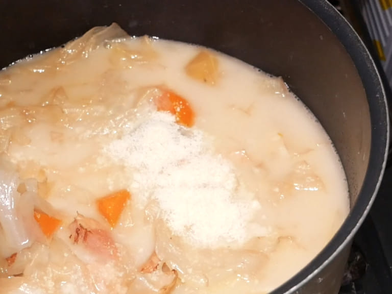 西式蔬菜濃湯大變身｜蛤蜊牛奶濃湯 步驟3