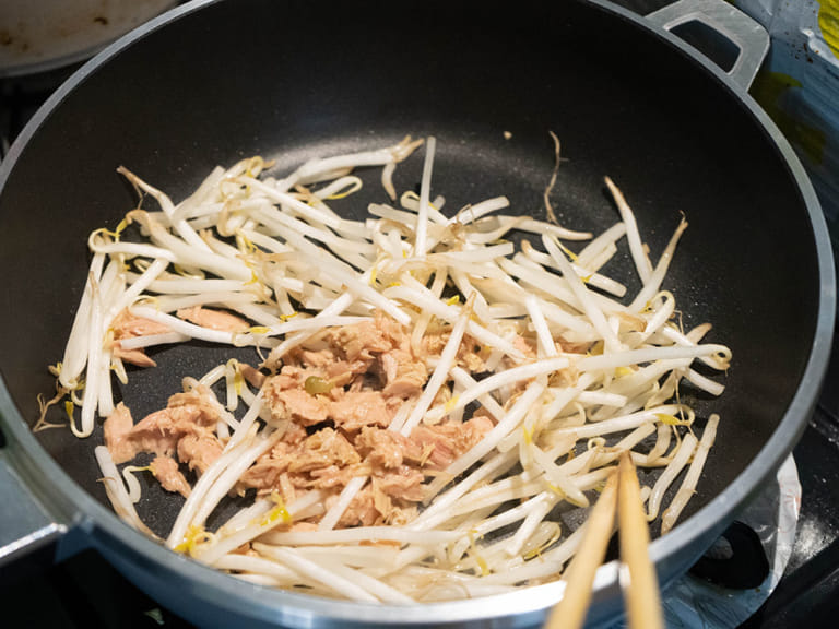 柑橘醋醬油（ぽん酢）鮪魚豆芽沖繩風炒菜 步驟1