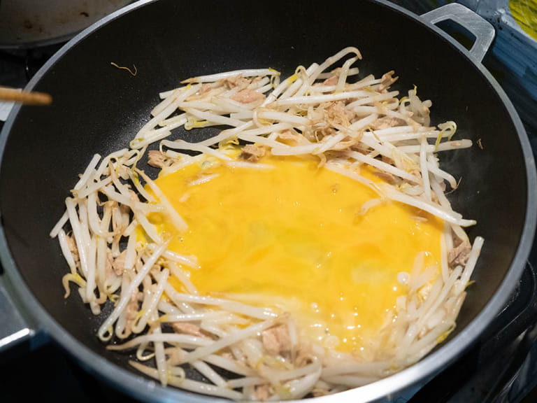 柑橘醋醬油（ぽん酢）鮪魚豆芽沖繩風炒菜 步驟2