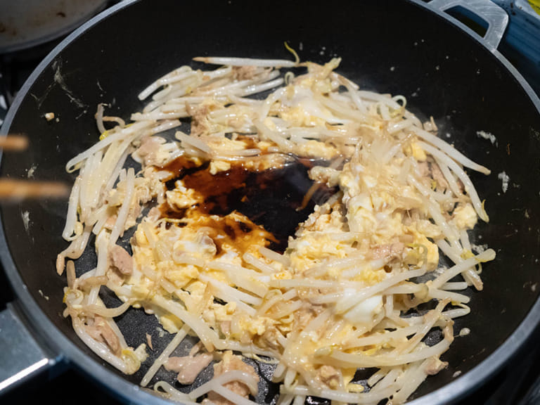 柑橘醋醬油（ぽん酢）鮪魚豆芽沖繩風炒菜 步驟3