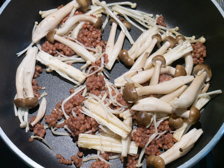清掉冰箱剩餘的韭菜！蠔油韭菜炒雙菇 步驟2