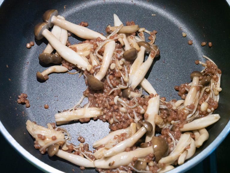 清掉冰箱剩餘的韭菜！蠔油韭菜炒雙菇 步驟3