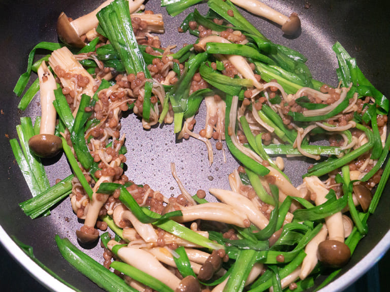 清掉冰箱剩餘的韭菜！蠔油韭菜炒雙菇 步驟4