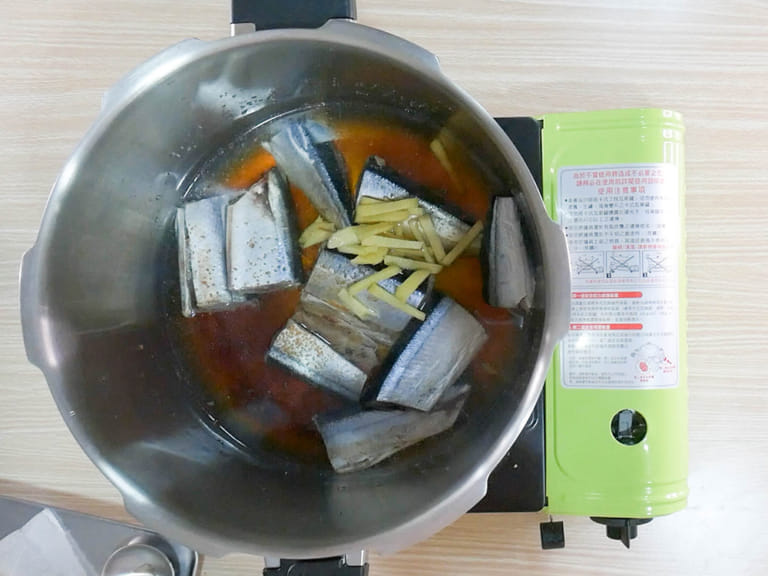 不用挑刺的日式燉煮秋刀魚食譜 步驟2