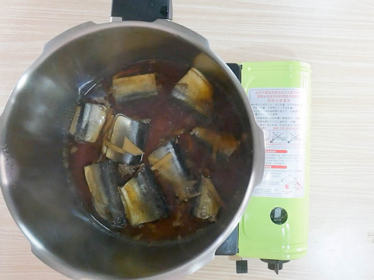 不用挑刺的日式燉煮秋刀魚食譜 步驟4