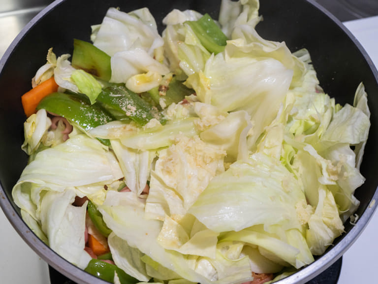 除了清炒，還可以這樣做｜鑫鑫腸生薑炒高麗菜 步驟2