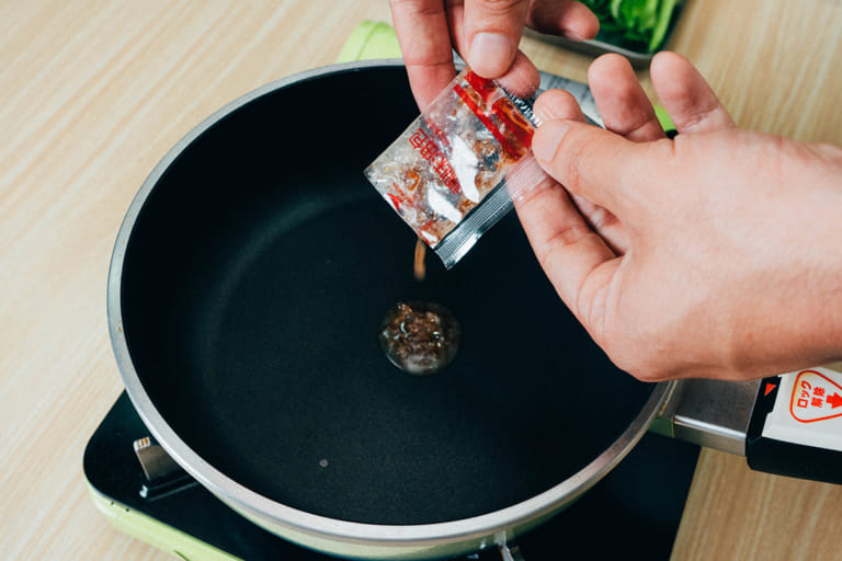 豬肉時蔬燴炒泡麵｜統一肉燥麵 步驟1
