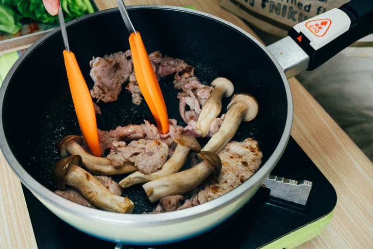 豬肉時蔬燴炒泡麵｜統一肉燥麵 步驟2