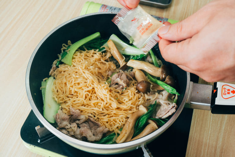 豬肉時蔬燴炒泡麵｜統一肉燥麵 步驟5