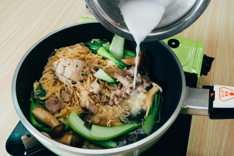 豬肉時蔬燴炒泡麵｜統一肉燥麵 步驟6
