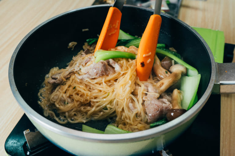 豬肉時蔬燴炒泡麵｜統一肉燥麵 步驟7