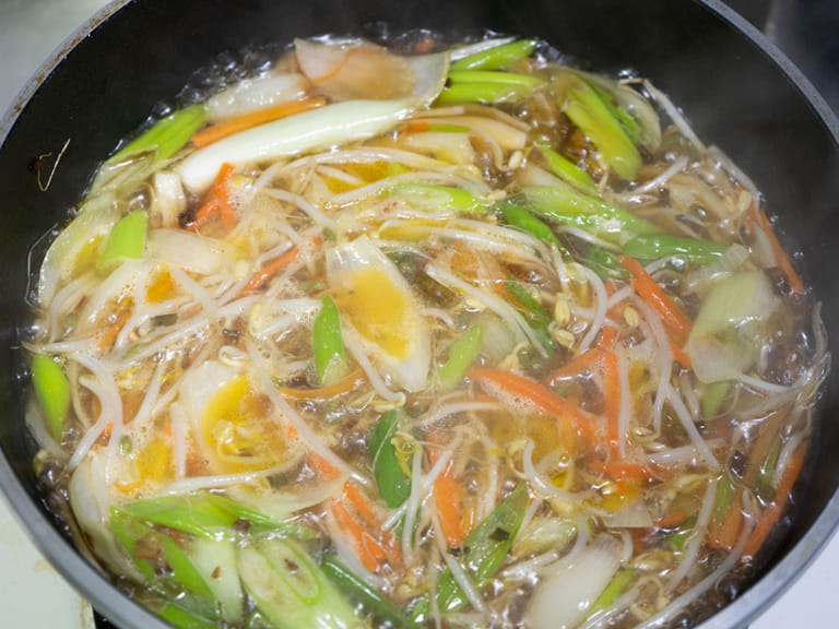 燴菜醬油拉麵｜輕食拉麵 步驟2