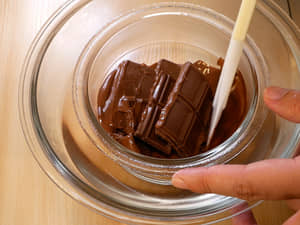 3步驟！用鬆餅粉與電子鍋做巧克力蛋糕，零基礎做甜點
