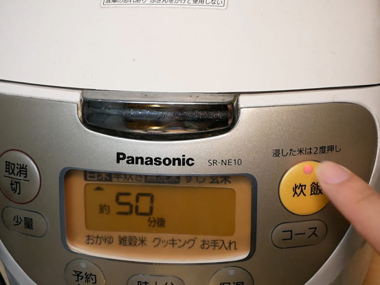 3步驟！用鬆餅粉與電子鍋做巧克力蛋糕，零基礎做甜點 步驟3