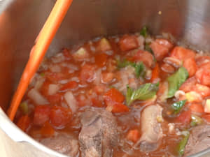 簡單版番茄紅酒燉牛腱，可以用電子鍋or壓力鍋輕鬆做喔！